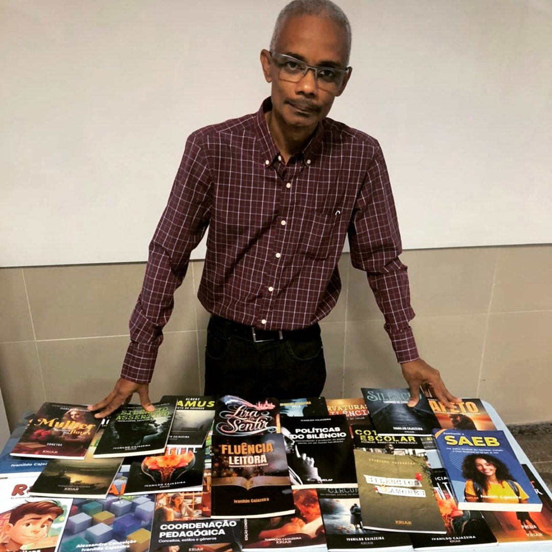 Prof. Ivanildo Cajazeira ao lado dos 15 livros publicados