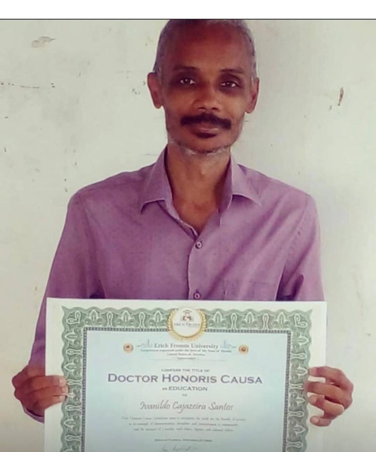 Prof. Ivanildo Cajazeira com o diploma de Doutor Honoris Causa em Educacao
